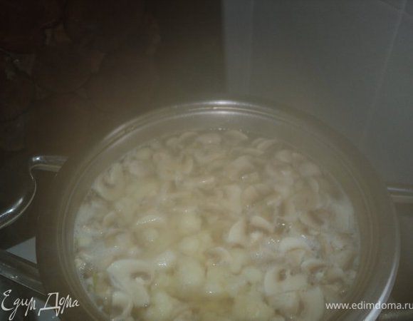 Порезать картофель дольками, шампиньоны - пластинками,  разобрать на небольшие кусочки цветную капусту. Бульон посолить, добавить картофель, проварить 5мин, добавить цветную капусту, шампиньоны, зеленый горошек, лавровый листик - варить при медленном кипении 10мин.