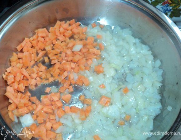 Порезать мелко лук и морковь ( кубиками) и слегка припустить на сковороде в 1ст.ложке растительного масла. Лук и морковь добавить в суп, положить специи и еще проварить 5 мин. Дать супу настояться 15-20мин.
Перед подачей  посыпать зеленью. Можно добавить сметану.
