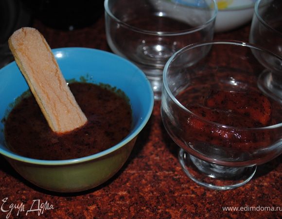 Берем печенье мокаем в збитые сливы и выкладываем в креманки