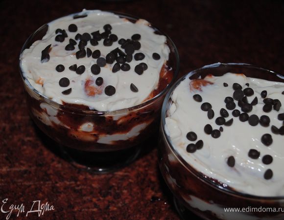 Сверху опять сырную массу, и украшаем по вашему вкусу, я украсила шоколадными дропсами.