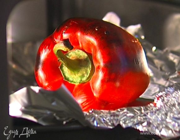 Сладкий перец запечь в разогретой духовке, затем на несколько минут отправить в небольшую кастрюлю, плотно накрыв крышкой. Снять кожицу, освободить от плодоножки и семян.