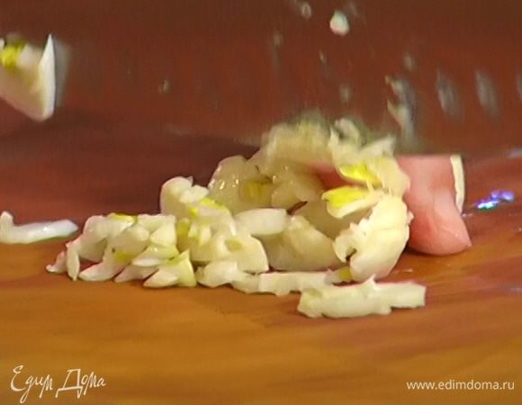 Чеснок для песто почистить и нарезать.