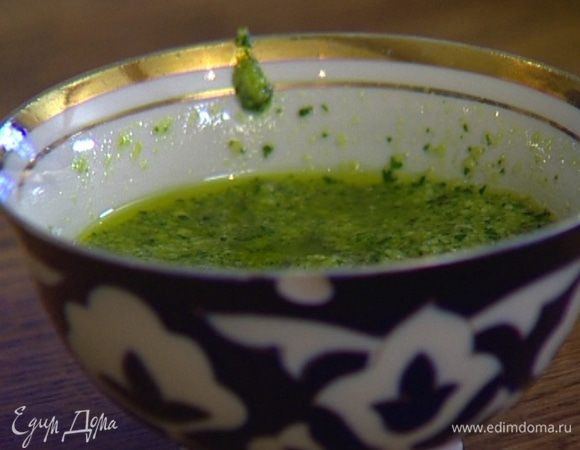 Приготовить соус песто: листья петрушки и базилика (немного базилика оставить), грецкие орехи, сыр, чеснок и 3–4 ст. ложки оливкового масла взбить в блендере.