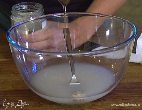 Приготовить тесто: дрожжи и мед растворить в 375 мл теплой воды.