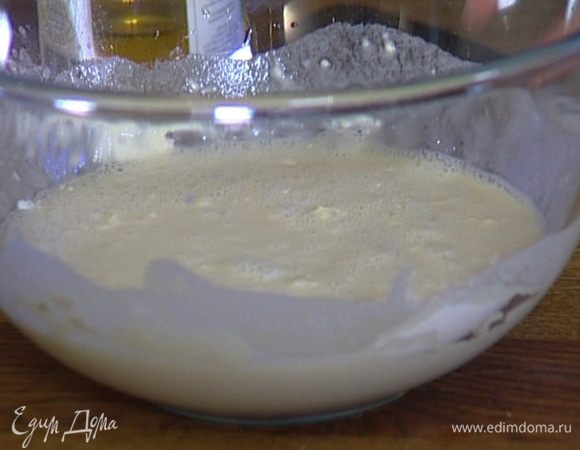 Всыпать 150 г муки, вымесить, накрыть посуду с закваской влажным полотенцем и поставить в теплое место.