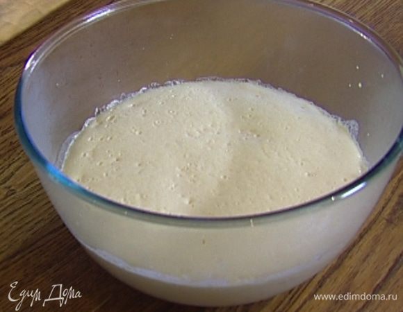 Через 30 минут добавить в тесто еще 350 г муки, щепотку соли, 1 ст. ложку оливкового масла и еще раз вымесить.