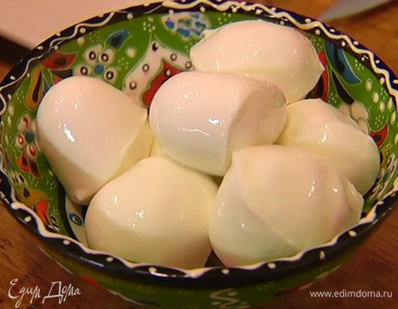 Моцареллу порезать кружками.