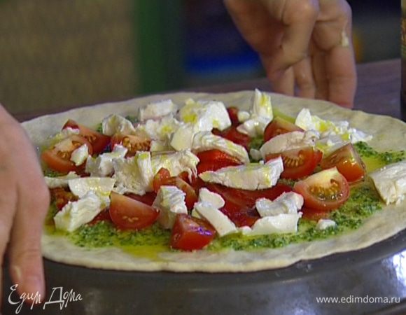Выложить на тесто кусочки перца, вяленые помидоры, помидоры черри и кружки моцареллы, сбрызнуть оливковым маслом.