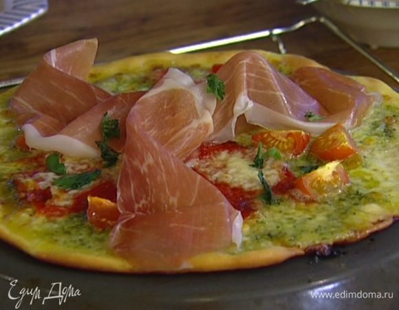 Выпекать в разогретой духовке 10–15 минут, затем пиццу вынуть, разложить сверху кусочки пармской ветчины и присыпать оставшимся базиликом.
