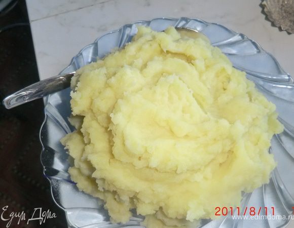 Отвариваем картофель, делаем пюре, добавляем укропчик, перемешиваем. 