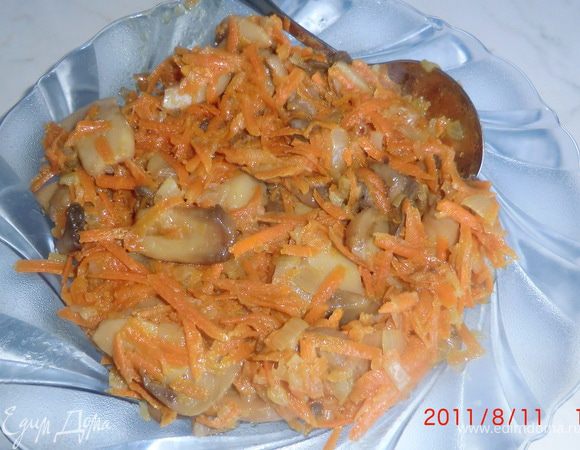 Обжариваем грибы,  лук, морковь.