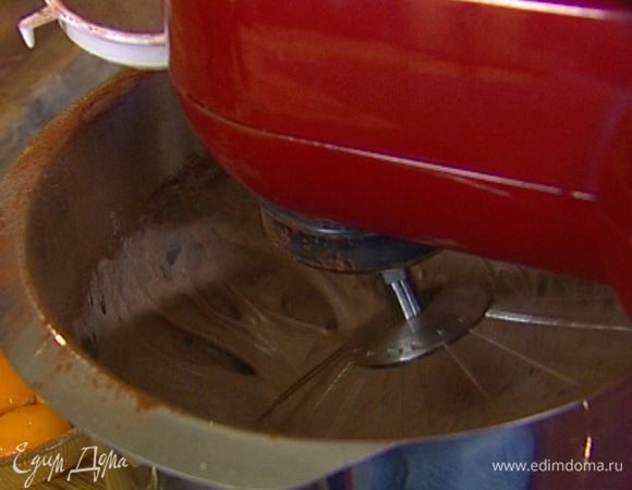 Приготовить меренги: белки взбить со щепоткой соли. Не переставая взбивать, ввести небольшими порциями 200 г сахара, просеянное какао и винный уксус.