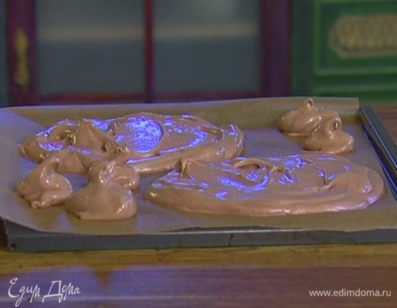 Нарисовать на бумаге для выпечки два круга, выложить на них белковое тесто и отправить в разогретую духовку на час. Затем духовку выключить и оставить меренги внутри еще на час.