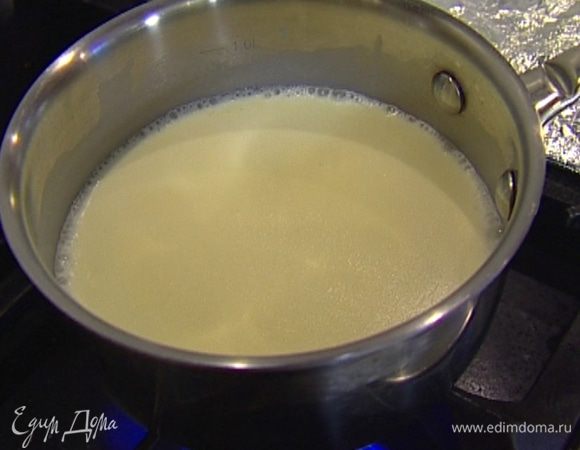 Молоко вместе со сливками довести до кипения. 