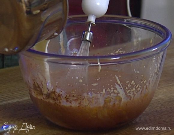 Приготовить крем: желтки взбить со 100 г сахара в светлую воздушную массу, ввести оставшееся какао и муку, затем, постоянно помешивая, влить горячее молоко со сливками. 