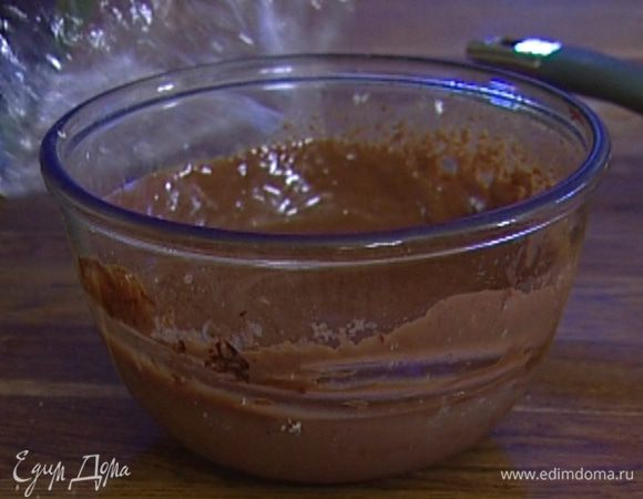 Заварить крем на водяной бане или затянуть посуду с кремом пищевой пленкой и отправить на несколько минут в микроволновку.