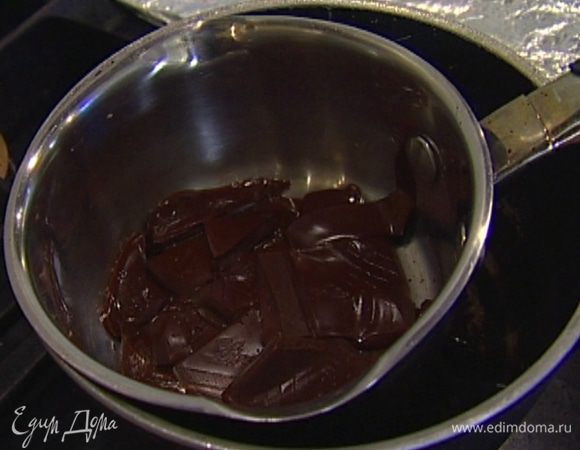 Шоколад растопить на водяной бане и ввести в крем, добавить ванильный экстракт, перемешать и остудить.