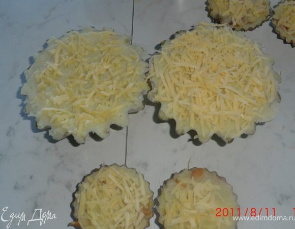 Сверху закрываем картофельным пюре.Можно посыпать тертым сыром. Ставим в разогретую духовку, выпекаем до золотистой корочки