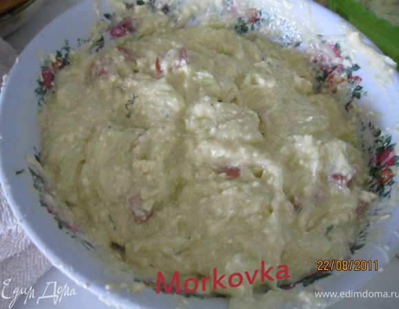 Взбить яйца с солью и перцем, добавить масло, муку и колбасу, нарезанную кубиками, перемешать