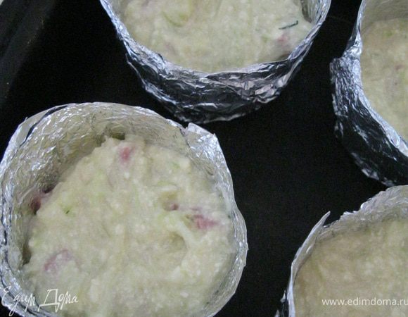 Смазать формочки подсолнечным маслом, и выложить массу на 1/3. Поставить в разогретую духовку и выпекать 20-30 минут, до золотистой корочки.