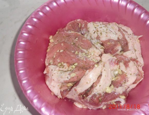 Режем свинину порционно, но не до конца как веер. Чеснок режем мелко, посыпаем солью, тогда чеснок больше сока выделит, а нам это необходимо Натираем мясо чесноком с солью, специями, и поливаем оливковым маслом. Ставим мариноваться в холодильник. Я поставила на сутки.