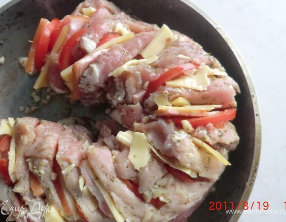 Режем одинаковыми, порционными кусками, сыр, копченое мясо и помидор.Начиняем наше мяско - сыр + помидор + копченость, если необходимо, то можно скрепить зубочистками. Укладываем в форму для запекания.Накрываем фольгой и ставим в духовку.
