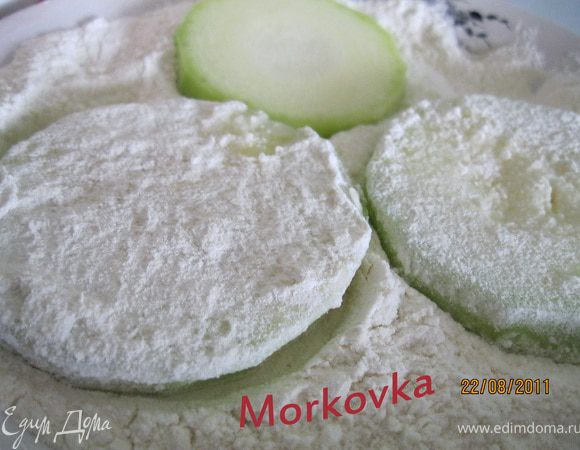 Кабачок отчистить, нарезать кружками и обвалять в муке