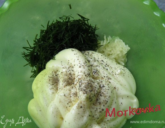 Помидоры нарезать кружками.
Для соуса смешать майонез, чеснок, укроп и перец