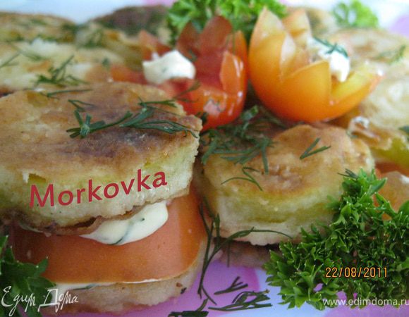 Когда кабачки немного остынут, намазать на них соус, положить помидор, опять соус и кабачок