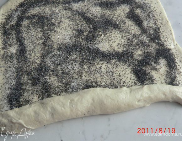 Готовое тесто раскатать в прямоугольный лист толщиной 5 -7мм Посыпать лист сахаром.потом маком Свернуть посыпанный лист вдоль в тугой рулет.