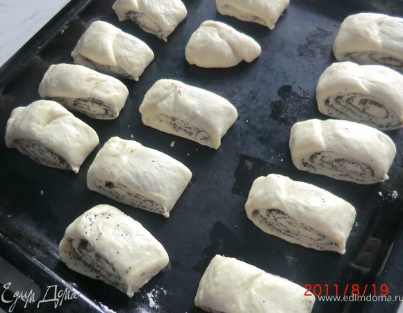 Нарезать рулет поперек на кусочки шириной 4 -5 см.выложить получившиеся рулетики на смазанный растительным маслом противень и поставить в разогретую до 200 градусов духовку.Выпекать примерно 20 -25 минут. 