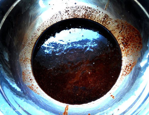 Шоколад и масло растопить, желательно на водяной бане. Снять с огня.