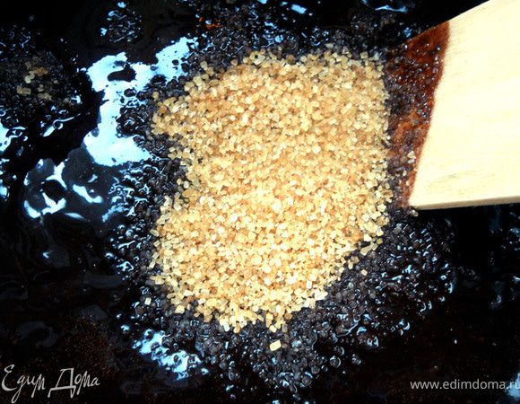 Вмешать сахар. Немного остудить.