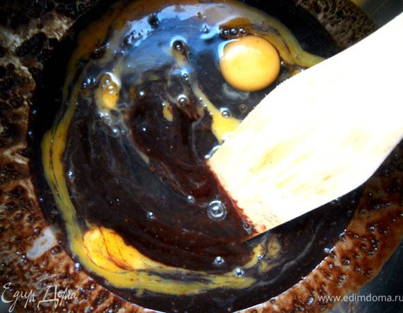 Добавить яйца, размешать. 