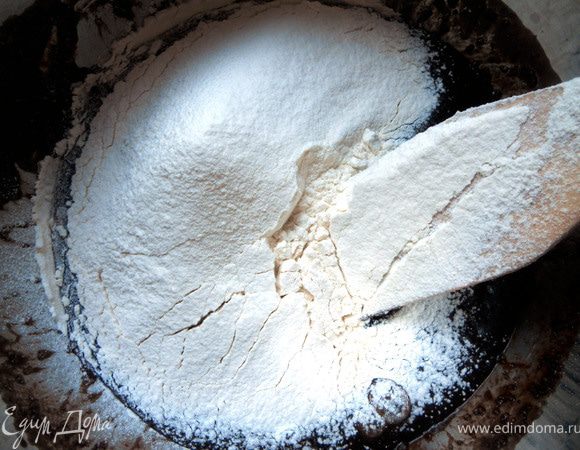 Просеять муку.