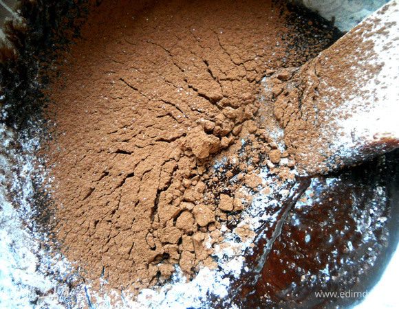 Просеять какао-порошок. Размешать. 