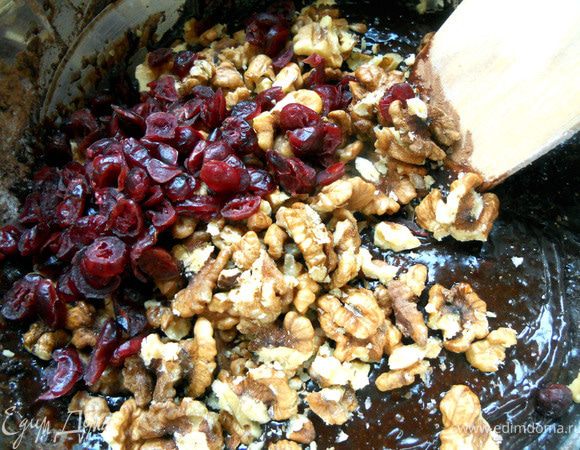 Добавить орехи (крупными кусочками, хотя можно немного раздавить) и клюкву. Размешать еще один раз, без фанатизма. Получится густое и вязкое тесто.