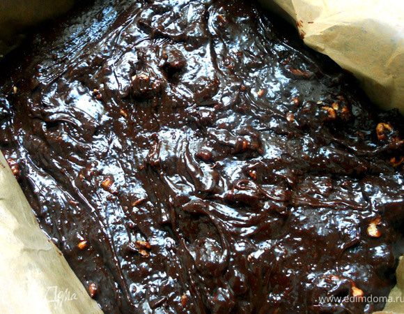 Форму (здесь 25х27 см) для выпекания застелить смазанной маслом бумагой для выпечки. Переложить шоколадную массу, разровнять. Выпекать в предварительно разогретой до 180+- духовке, 20-25 минут ***зависит от толщины слоя и особенностей вашей духовки***, главная задача не пересушить - брауни должен оставаться слегка влажным. Охладить при комнатной температуре, затем выдержать несколько часов в холодильнике, нарезать и....душевно!!!:)))