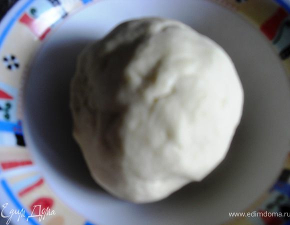 1.Из маргарина, муки, щепотки соли и 3 столовых ложек воды замесить тесто.Положить его в холодильник на полчаса( пока приготовим начинку  для пирога). 