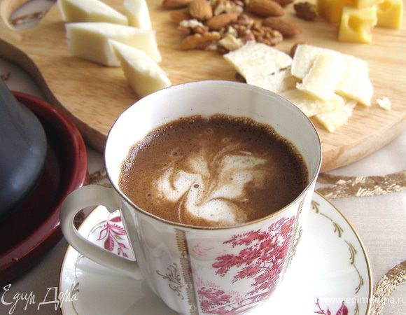 Молотый кофе с добавлением сахара залить кипятком, довести до кипения и разлить по чашкам. Влить ликёр и украсить взбитыми сливками.