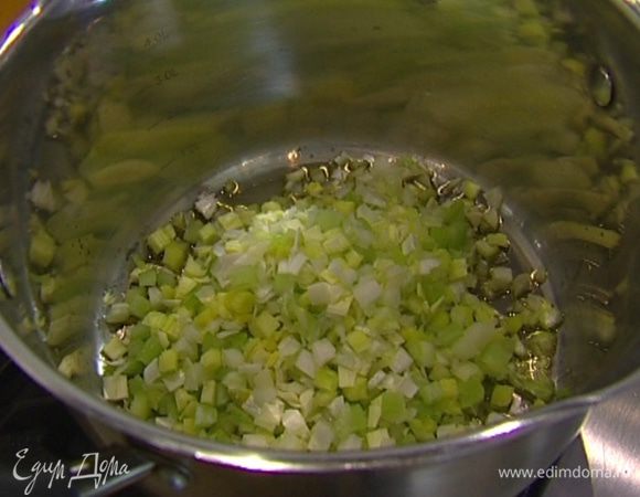 Разогреть в кастрюле 2 ст. ложки оливкового масла и обжарить нарезанные овощи до прозрачности.