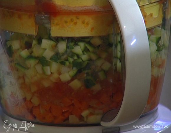 Морковь, помидор, цукини, сладкий перец порезать кубиками и отправить в кастрюлю.