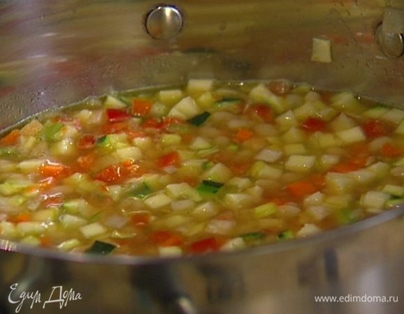 Добавить фасоль вместе с водой, в которой она варилась, и варить около 10–15 минут.