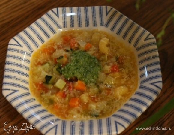 Всыпать макароны, посолить и варить суп до готовности макарон. 
Разлить по тарелкам, добавить в каждую по 1 ч. ложке песто, поперчить, присыпать пармезаном.
