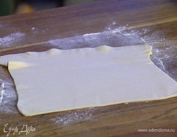 Оба слоя теста раскатать не слишком тонко.