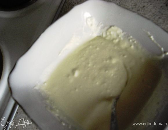 3.Приготовить творожный  слой: xорошо перемешaть творог, три столовых ложки сметаны и 2 яицa.