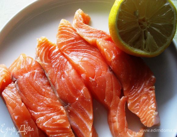 4.Филе лосося заправить лимонным соком   и посыпать  приправой для рыбы. 