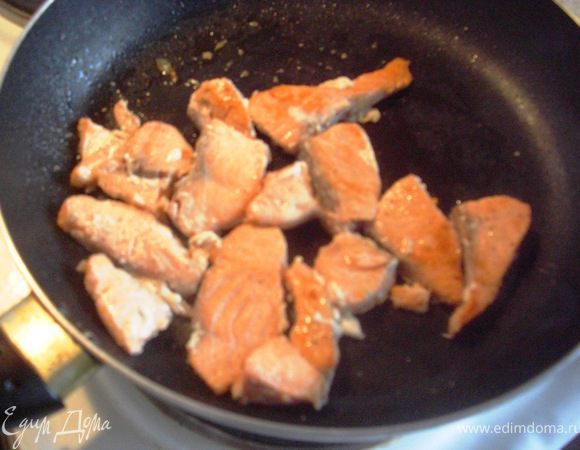 6.Филе лосося тоже oбжарить  на сковородкe и можно порезать на куски поменьше.      