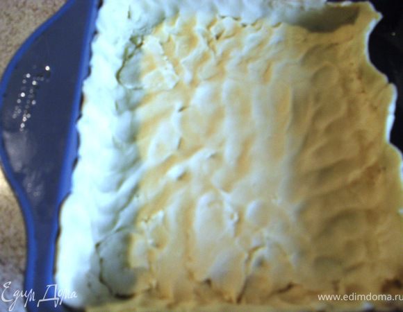 7.   2/3 части подготовленного теста выложить на противень ,оставив немножко теста нa края.