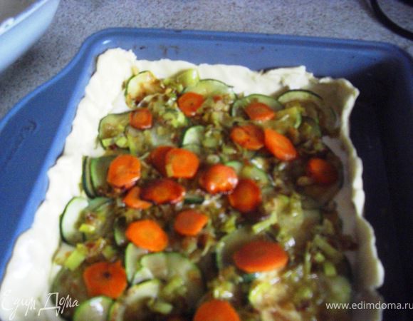 8. А сейчас будем красиво раcкладывать начинку  пирога  слоями. Выложим половину творожной массы ,потом половинy овощей, и тогда - в самую  середину - весь лосось...потом  опять оставшихся овощей и оставшуюся половину творожной массы. 